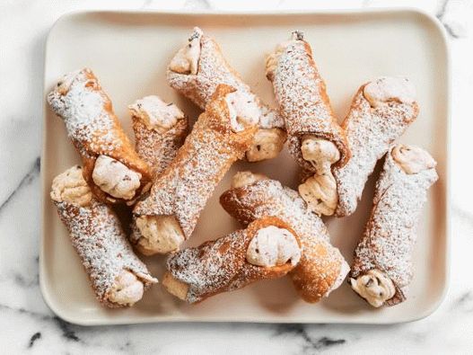 Photo Homemade cannoli with ricotta cheese