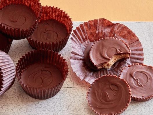 Photo Homemade chocolate candies stuffed with peanut butter