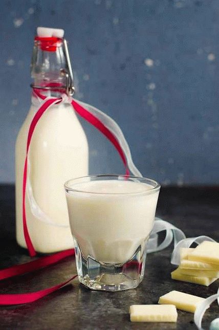 Photo Homemade liquor with white chocolate