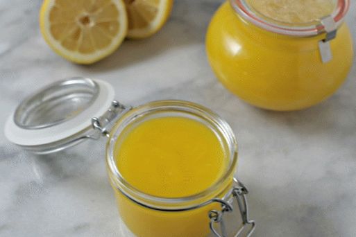 Pour lemon kurd into containers