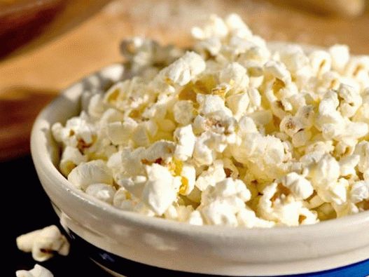 Photo Homemade popcorn with cheese