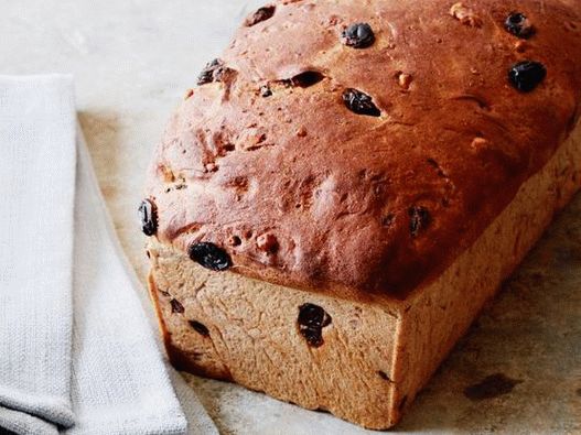 Photo Homemade sweet bread with raisins and cinnamon