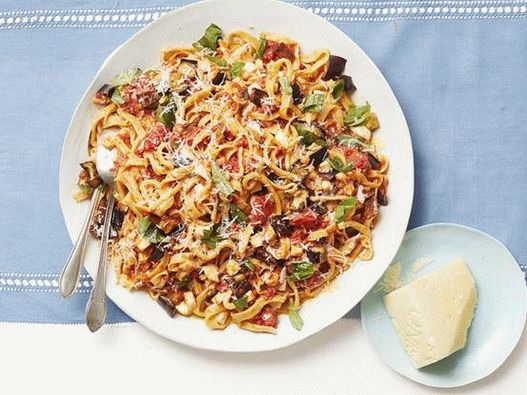 Photo Homemade pasta with basil in tomato sauce and fried eggplant