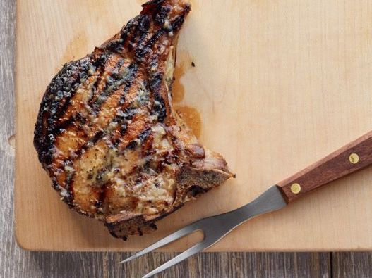 Photo Double pork patties on the bone with garlic oil