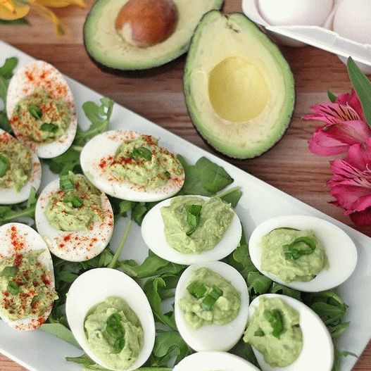 Photo Devil's eggs with avocado