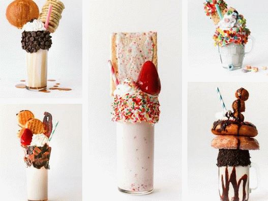 Photo Extravagant milkshakes for breakfast with toppings