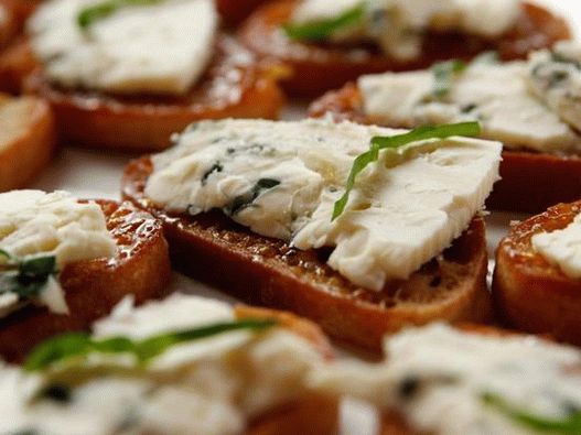 Photo of the dish - Bruschetta with figs and blue cheese