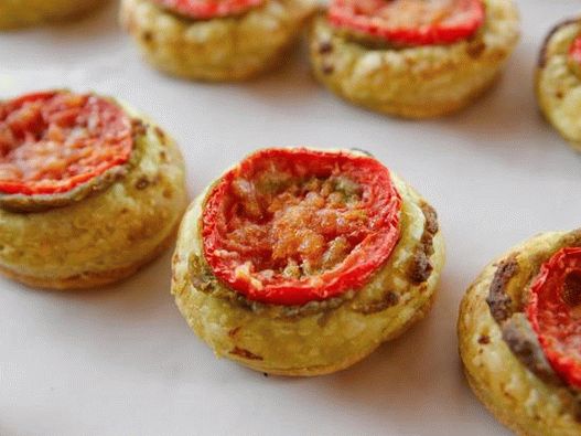 Photo of the dish - Puff pastry tartlets with tomatoes