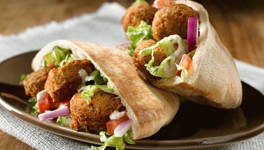 Photo Falafel with peppermint sauce in pita