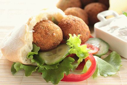 Photo of Falafel in pita with yogurt sauce