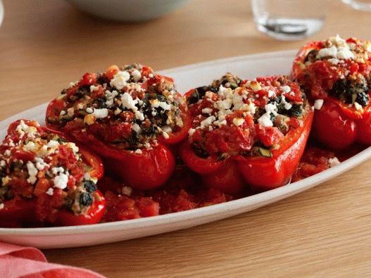 Photo Greek stuffed bulgur peppers