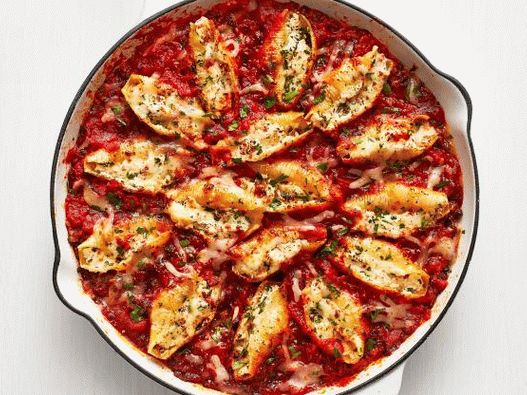 Photo Stuffed Pasta Seashells in Sauce