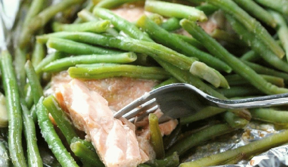 Beans with salmon in foil