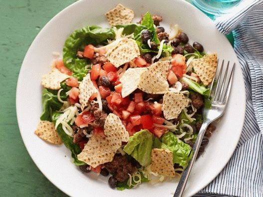 Photo Bean salad with ground beef, tomato dressing and chips