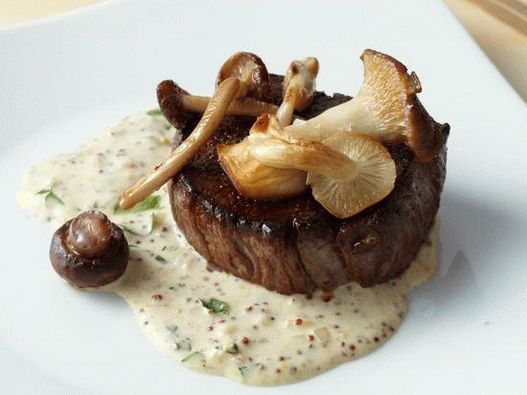 Photo filet mignon with creamy mustard sauce and wild mushrooms