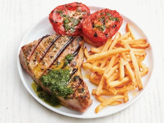 Photo of grilled tuna fillet with potatoes and garlic