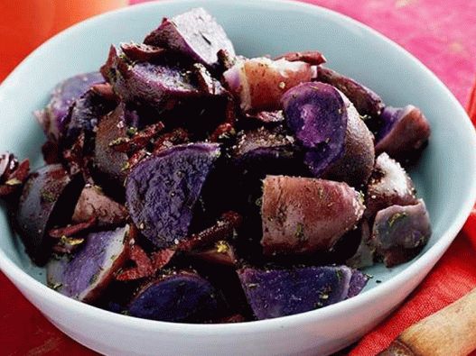 Photo Purple jacket potato with rosemary and olives