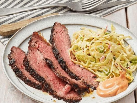 Photo Flank steak with grilled coffee crust with smoked cabbage