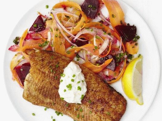 Photo Trout with carrot and beetroot salad in Chinese