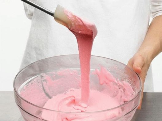 Stir the dough until the components are combined, the dough should drain with tape