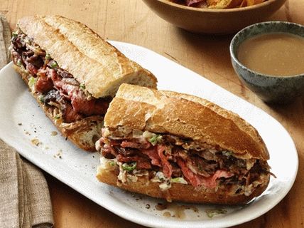 Photo French sandwiches with beef and onion spread