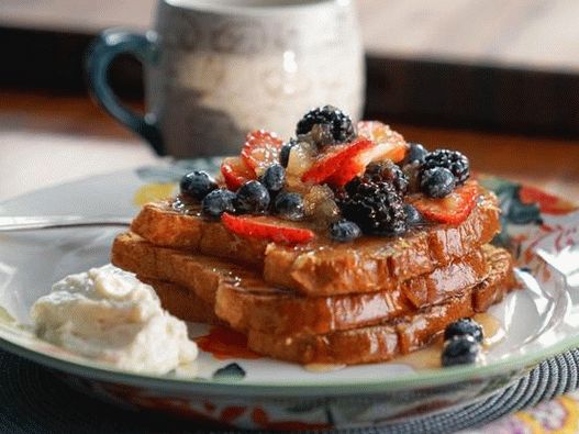 Photo French toasts with apple and berry compote and apple cream from mascarpone cheese