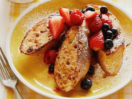 Photo French toasts with syrup in berries