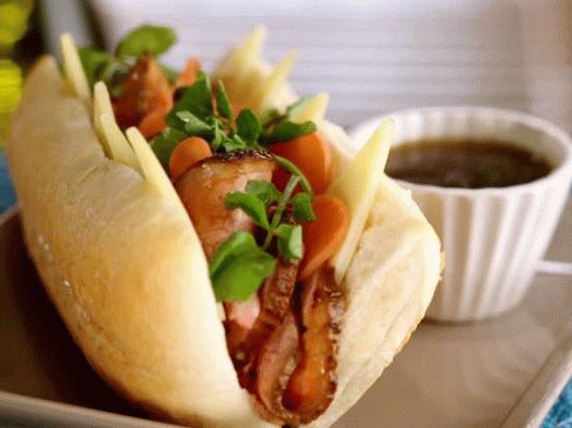 Photo French Deep Sandwich with Roasted Beef and Meat Gravy