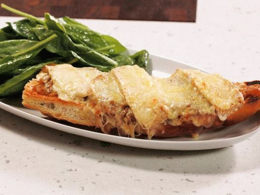 Photo French onion pizza soup with salad and vinaigrette sauce with Dijon mustard