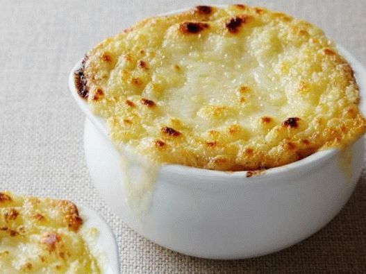Photo French onion soup under a bread cap