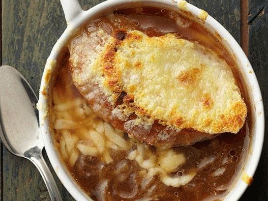 Photo French onion soup with lemon and two types of cheese