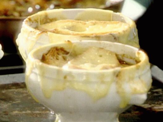 Photo French onion soup with cheese croutons