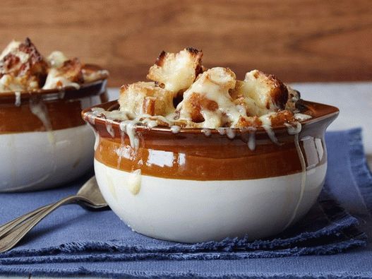 Photo French onion soup in pots