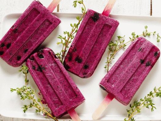 Photo Fruit ice with blueberries, thyme and condensed milk