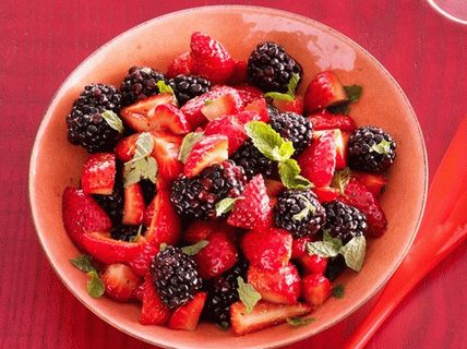 Photo Fruit Salad with Strawberries and Blackberries