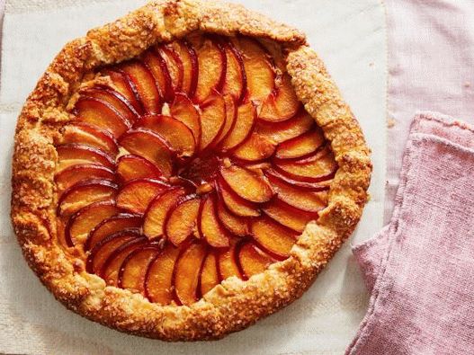 Photo Galeta with curd cheese and plums