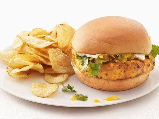 Photo Hamburger with salmon, curry and relish of shallots and apples stewed in wine