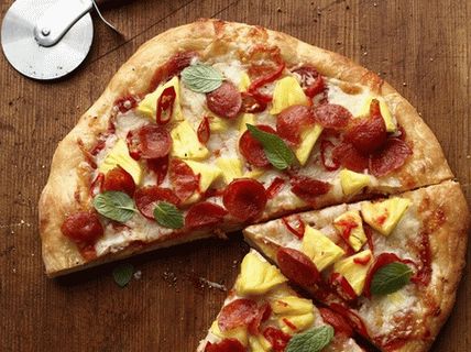 Photo Hawaiian pizza with pepperoni
