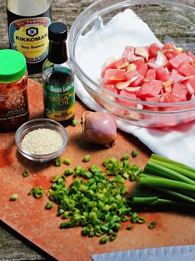 Photo Hawaiian salad with fresh tuna