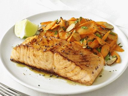 Photo Glazed salmon with spicy carrots