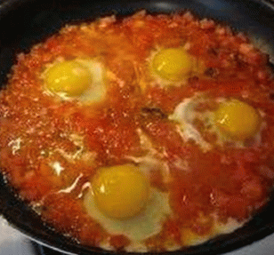Fried eggs with tomatoes