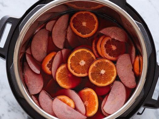 Photo of mulled wine in a slow cooker
