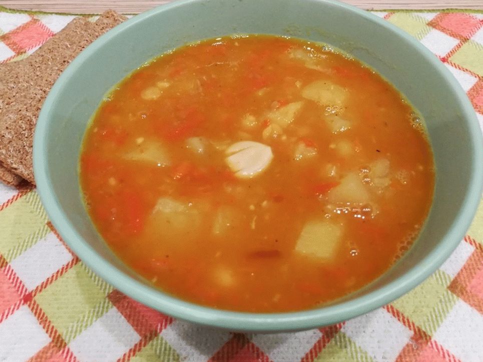 Pea soup with garlic
