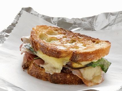 Photo Hot sandwiches with dates and cured ham