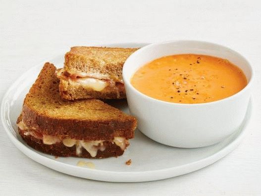 Photo Hot sandwiches with cheese and spanish ham with gazpacho