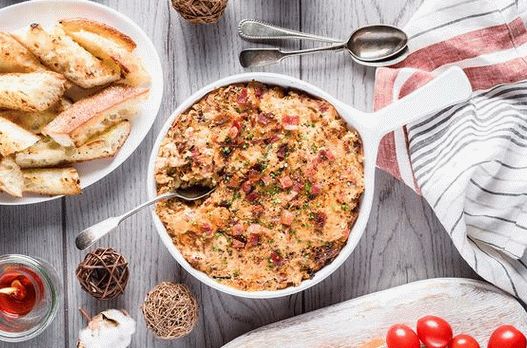 Photo Hot dip sauce with caramelized onions and bacon