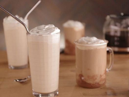 Photo Hot hazelnut latte with chocolate-caramel syrup