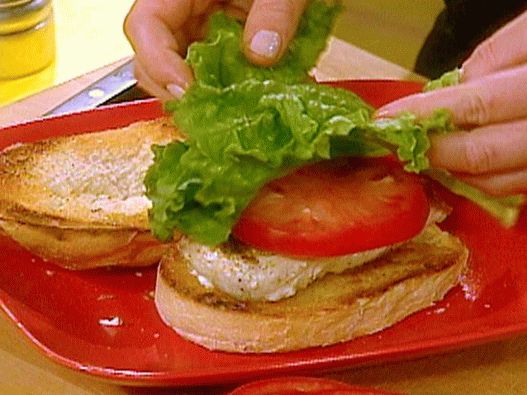 Photo Hot grilled sandwich with halibut and tartar sauce with asparagus salad