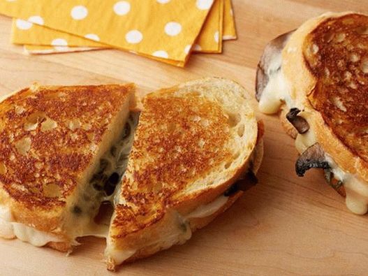 Photo Hot sandwich with cheese, baked pepper blanched and mushrooms