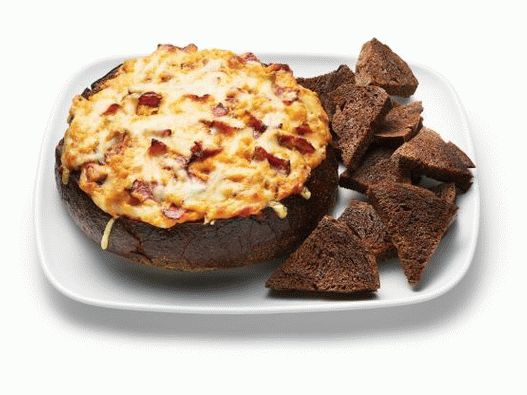 Photo Hot Ruben dip sauce in a bread bowl